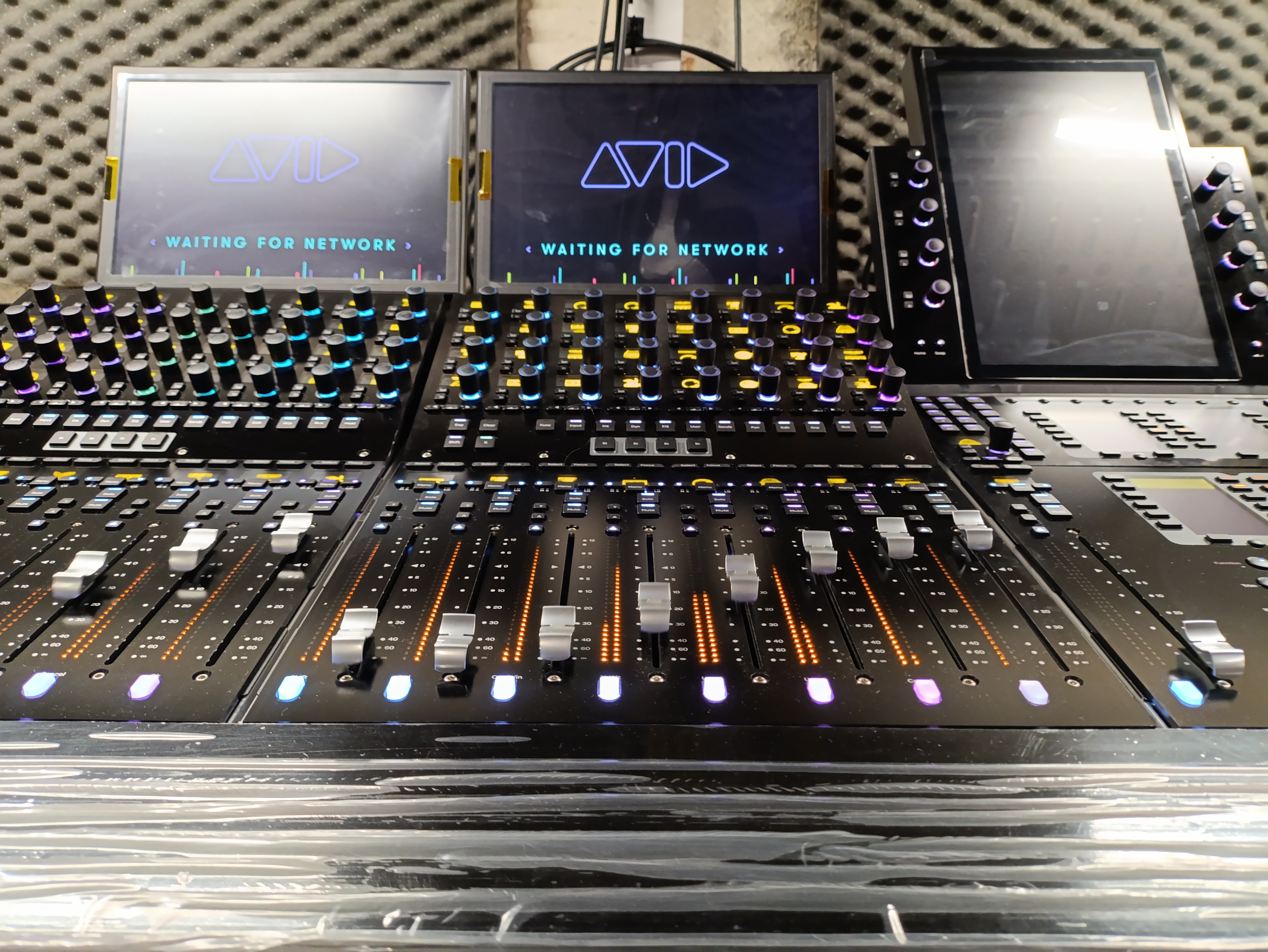 Avid S4 Konsole - 16 Fader / Dual-Display / 4 Fuß (Demo) Avid S4 Konsole - 16 Fader / Dual-Display / 4 Fuß (Demo)