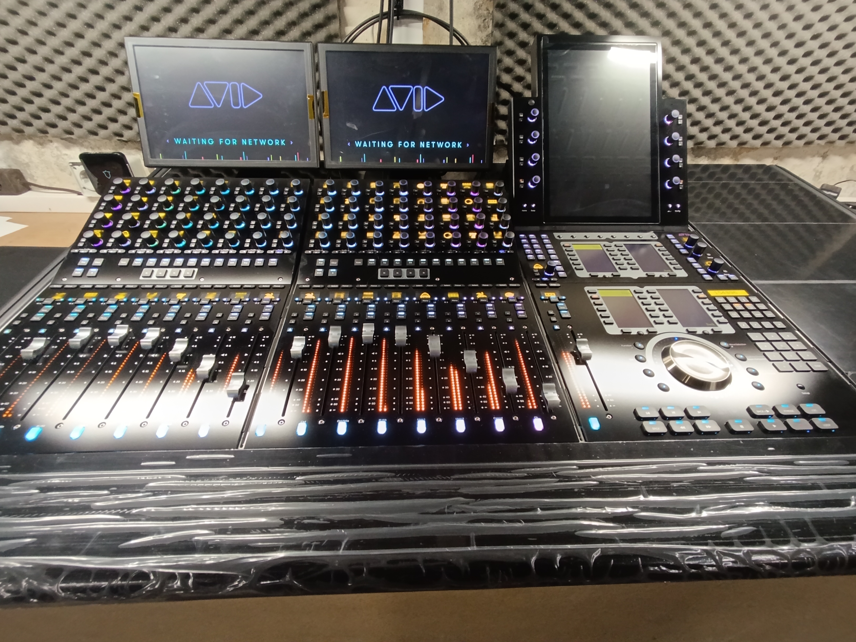 Avid S4 Konsole - 16 Fader / Dual-Display / 4 Fuß (Demo) Avid S4 Konsole - 16 Fader / Dual-Display / 4 Fuß (Demo)